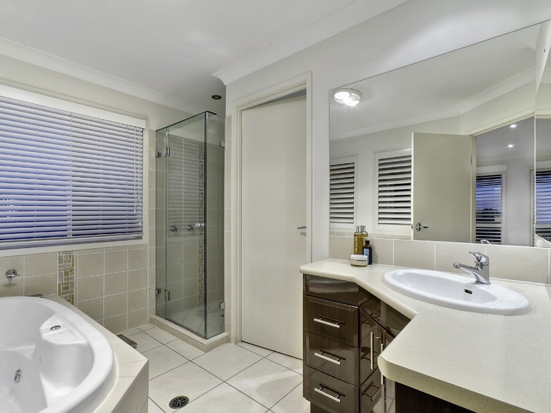 16 Robertson Place, Fig Tree Pocket QLD 4069