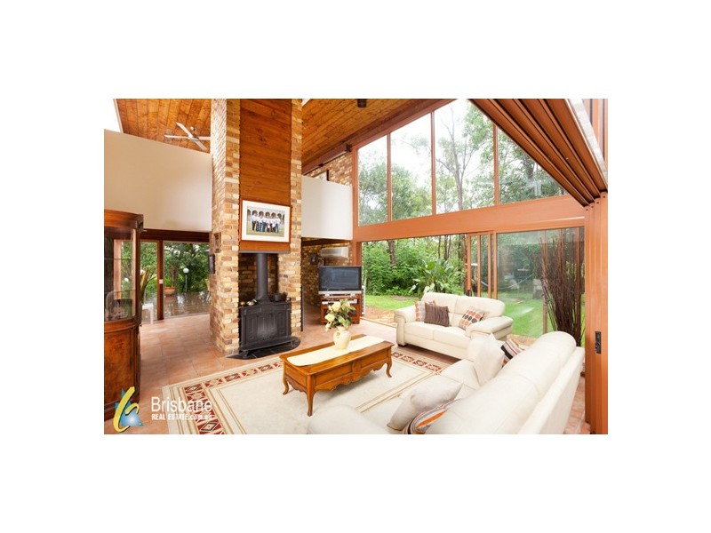 33 Vyner Street, Pinjarra Hills QLD 4069