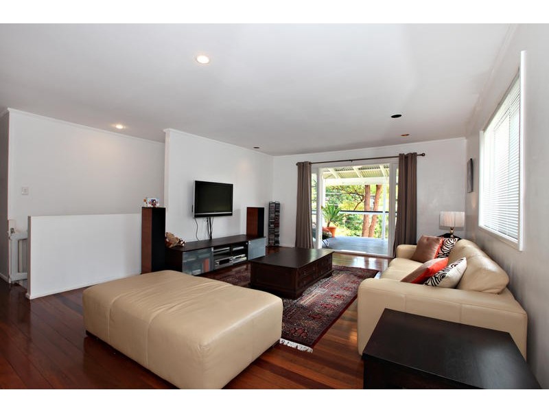 33 Cassandra Street, Chapel Hill QLD 4069
