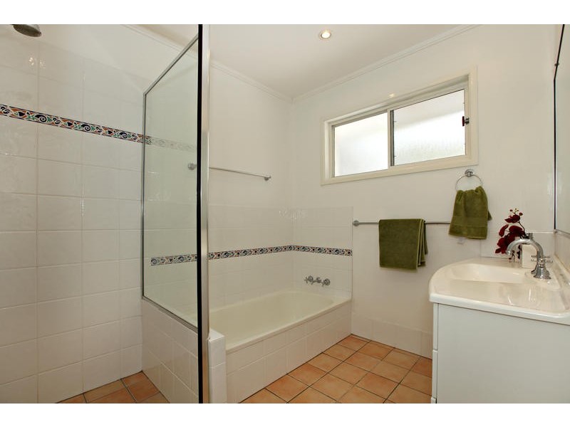 33 Cassandra Street, Chapel Hill QLD 4069