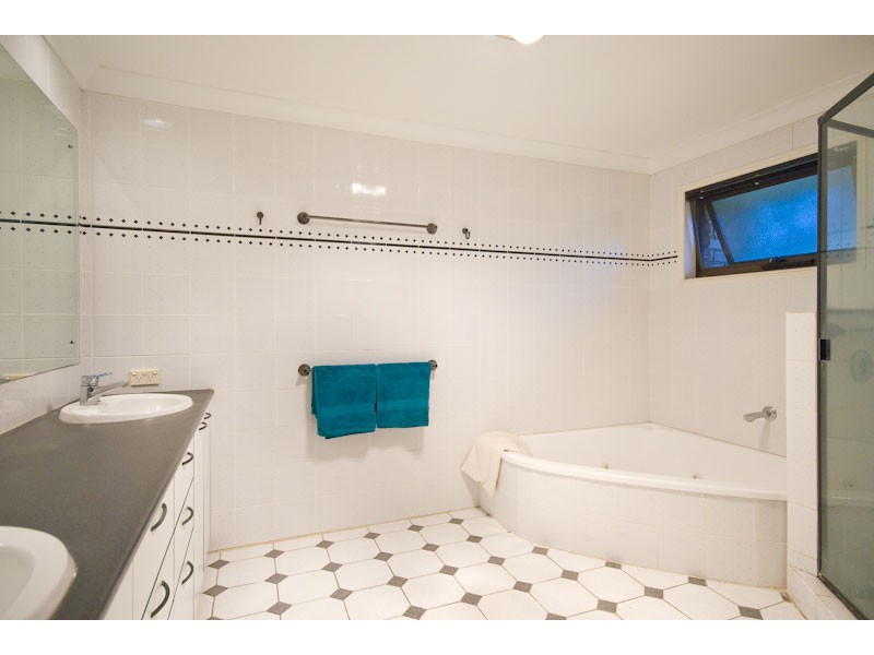 9 Clarkson Place, Kenmore Hills QLD 4069