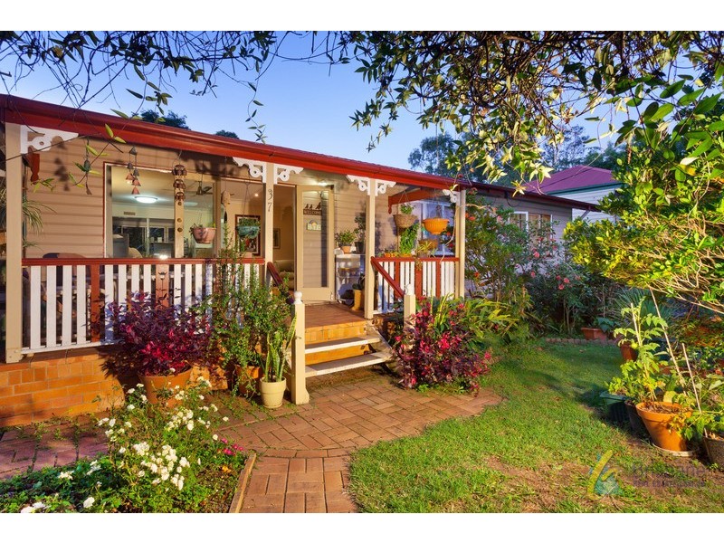 37 Burns Parade, Chapel Hill QLD 4069
