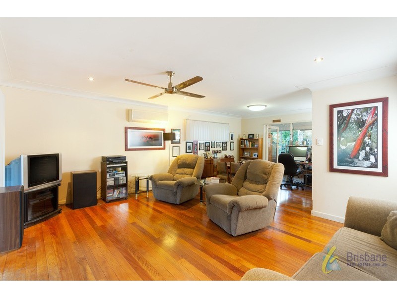37 Burns Parade, Chapel Hill QLD 4069