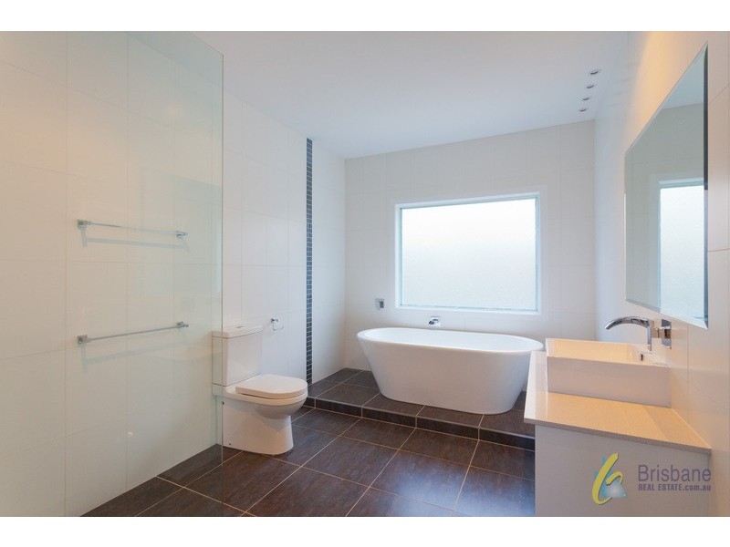 5 Tristania Road, Chapel Hill QLD 4069