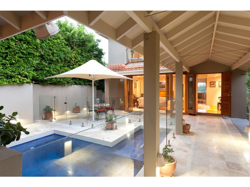 143 The Esplanade, St Lucia QLD 4067