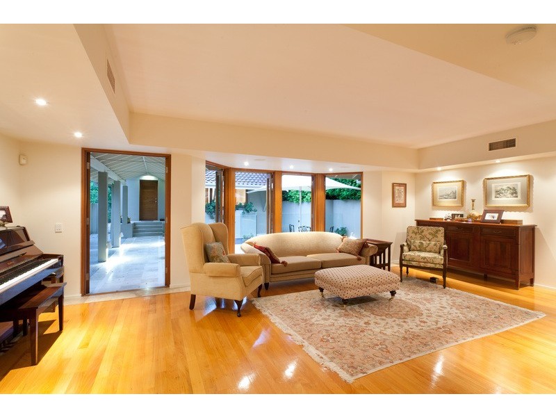 143 The Esplanade, St Lucia QLD 4067