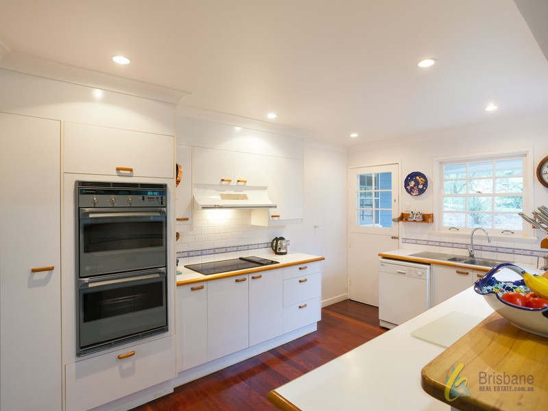 77 Tristania Road, Chapel Hill QLD 4069