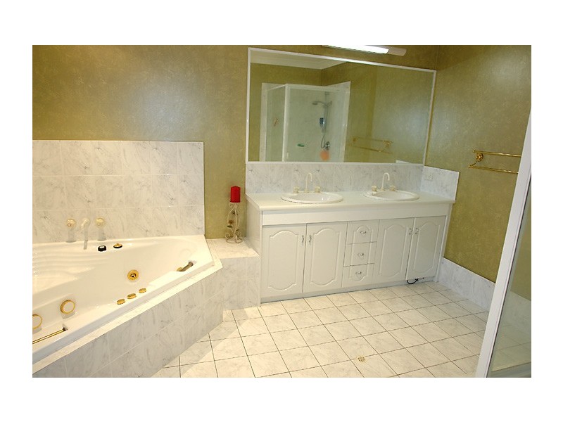 5 Arncliffe Close, Carindale QLD 4152