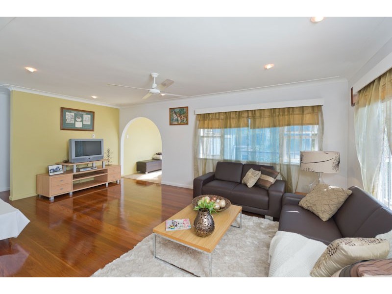 7 Lowanna Street, Kenmore QLD 4069