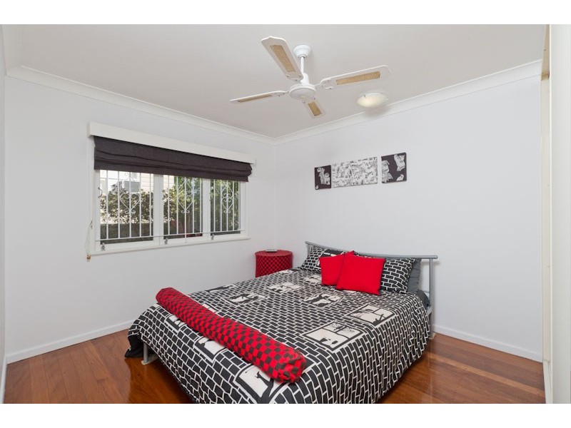 7 Lowanna Street, Kenmore QLD 4069