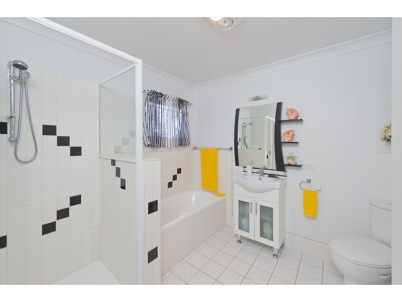 7 Lowanna Street, Kenmore QLD 4069