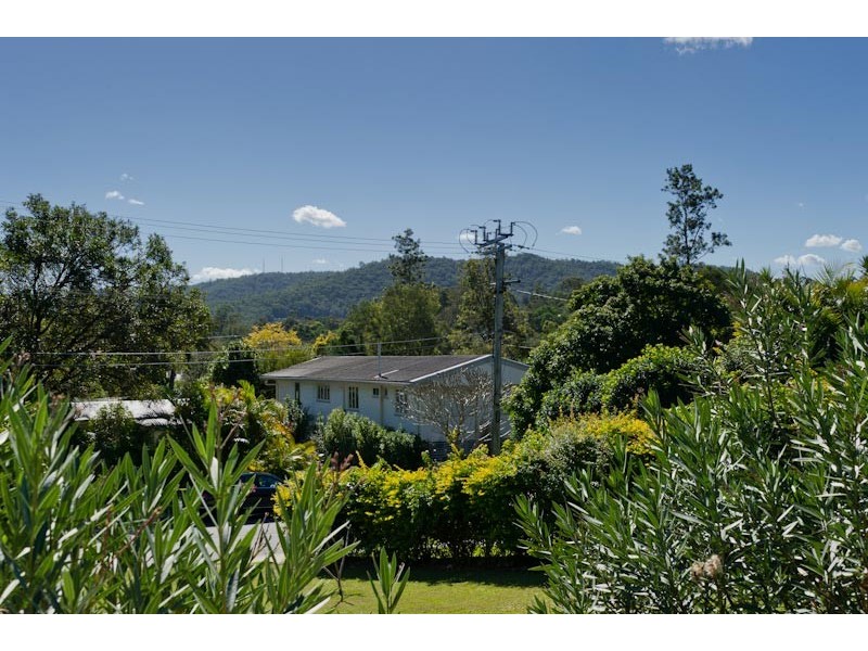 7 Lowanna Street, Kenmore QLD 4069