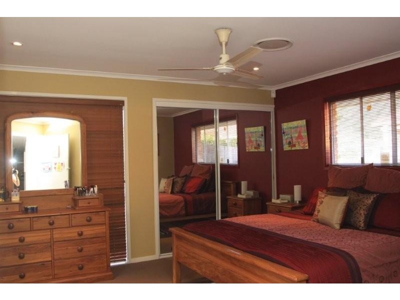 8 Codford Place, Chapel Hill QLD 4069