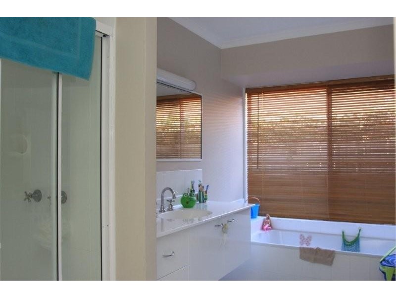 8 Codford Place, Chapel Hill QLD 4069