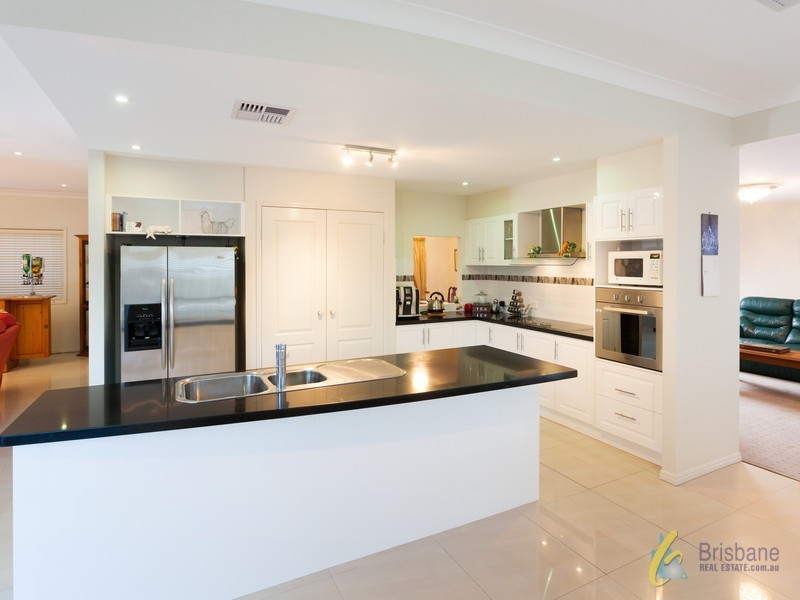 6 Makepeace Place, Bellbowrie QLD 4070