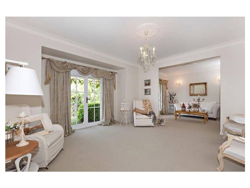 24 Lucas Place, Pullenvale QLD 4069