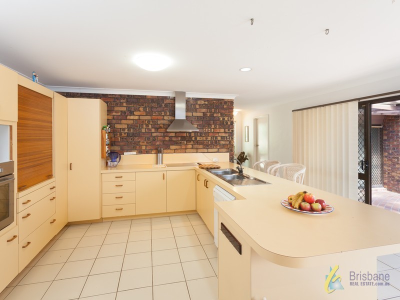 8 Giles Ct, Mount Ommaney QLD 4074