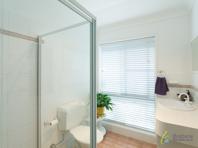 8 Giles Ct, Mount Ommaney QLD 4074