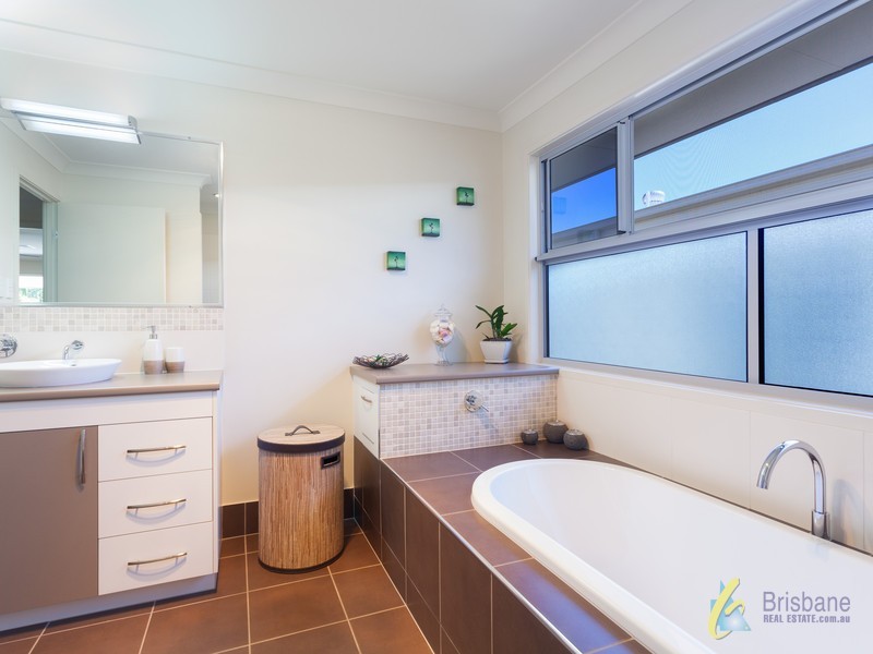 30 Strong Ave, Graceville QLD 4075