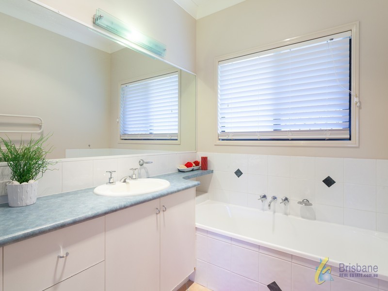 2 Wivenhoe Ct, Westlake QLD 4074