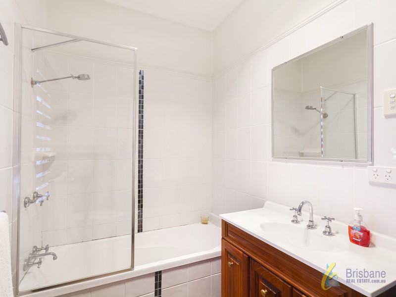 19 Blackheath Rd, Oxley QLD 4075