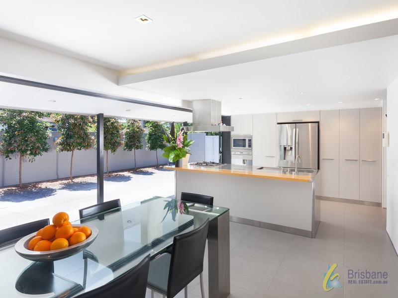 2 Lochiel St, Kenmore QLD 4069