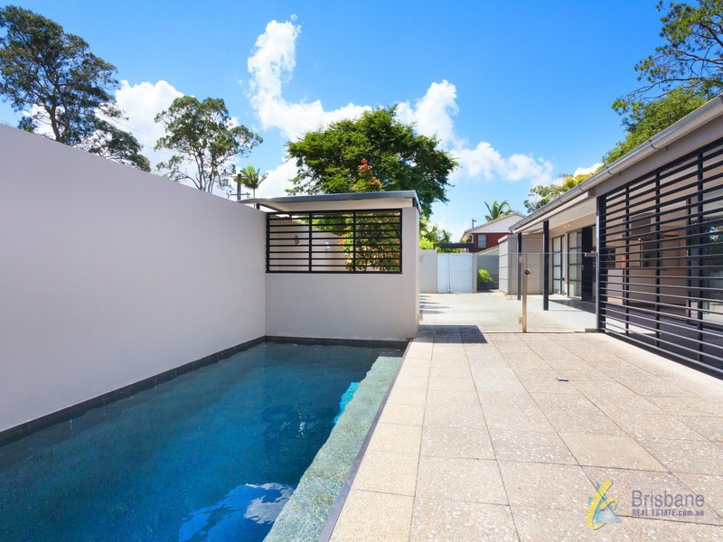 2 Lochiel St, Kenmore QLD 4069