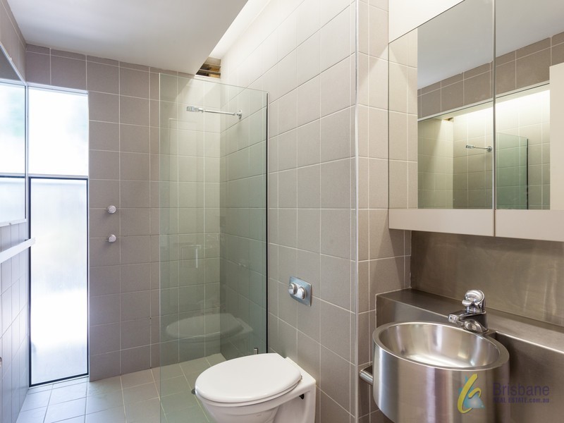 2 Lochiel St, Kenmore QLD 4069