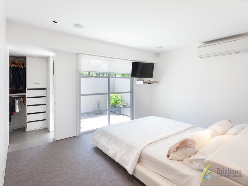 2 Lochiel St, Kenmore QLD 4069