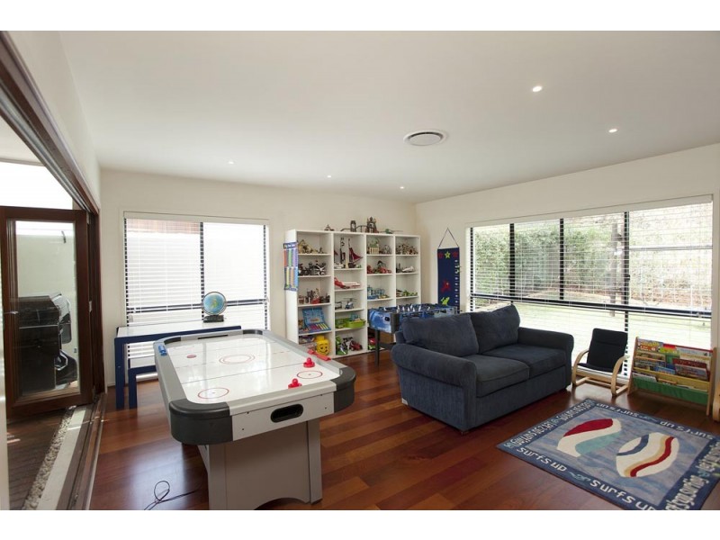 255 JESMOND RD, Fig Tree Pocket QLD 4069