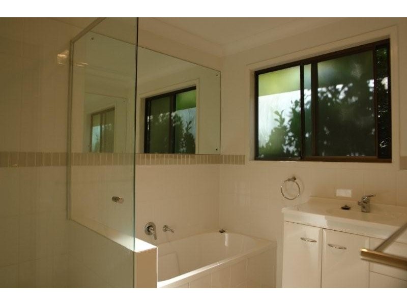 8 Vanimo Street, Chapel Hill QLD 4069