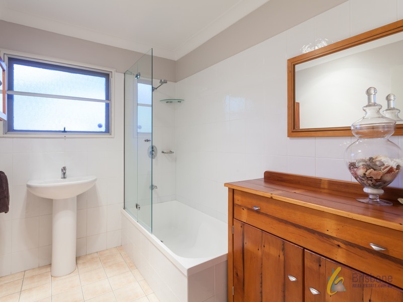 8 Camelot St, Tennyson QLD 4105