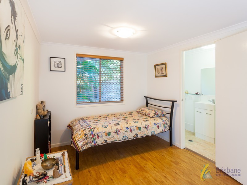 8 Camelot St, Tennyson QLD 4105