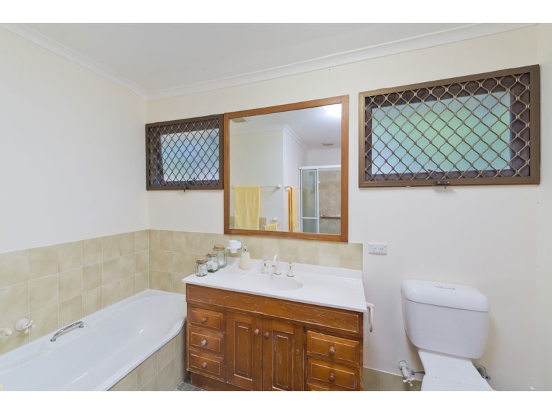 33 Gleneagle Street, Kenmore QLD 4069