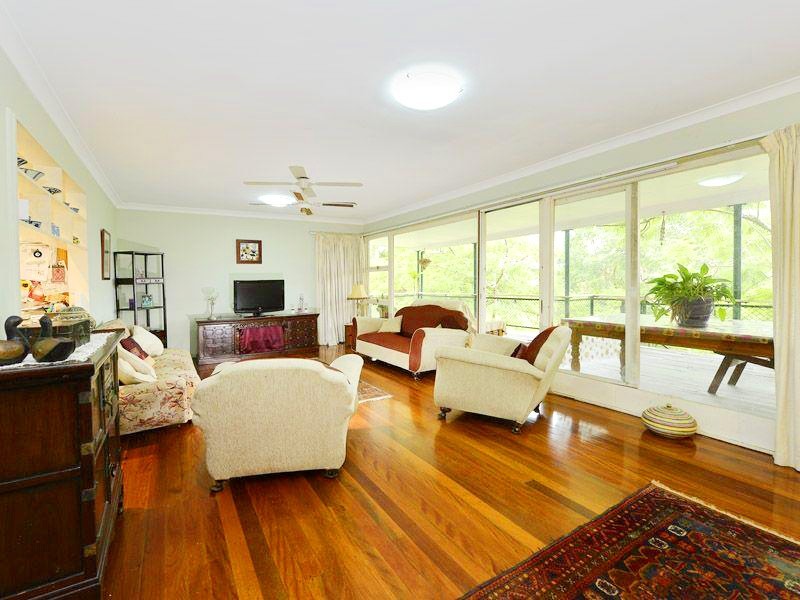 6 Royston Street, Brookfield QLD 4069