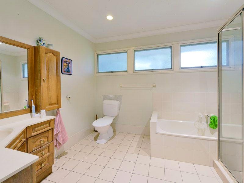 6 Royston Street, Brookfield QLD 4069