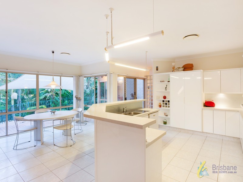 9 Pine County Place, Bellbowrie QLD 4070