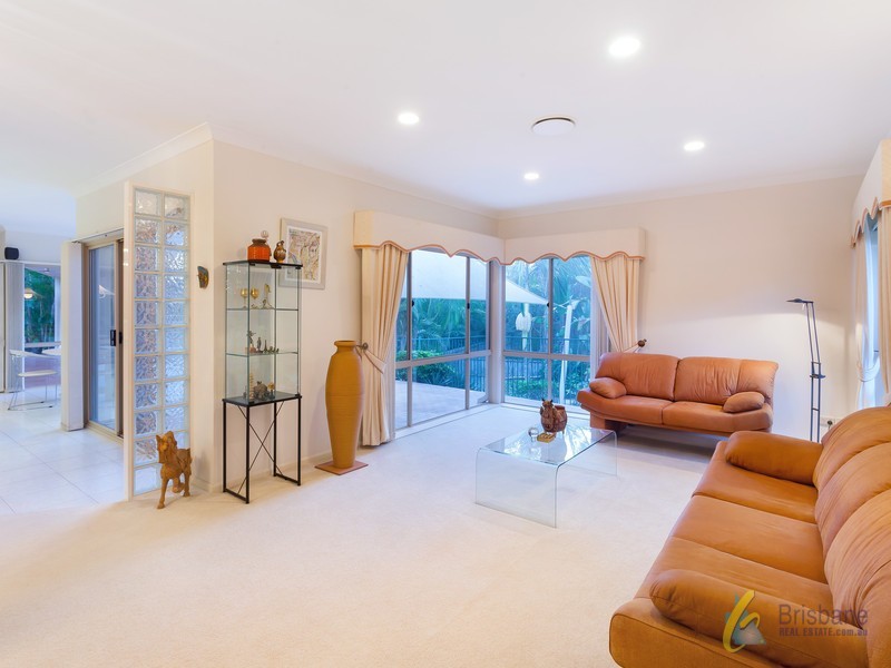 9 Pine County Place, Bellbowrie QLD 4070