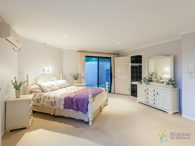 16 Summerfield Place, Kenmore QLD 4069
