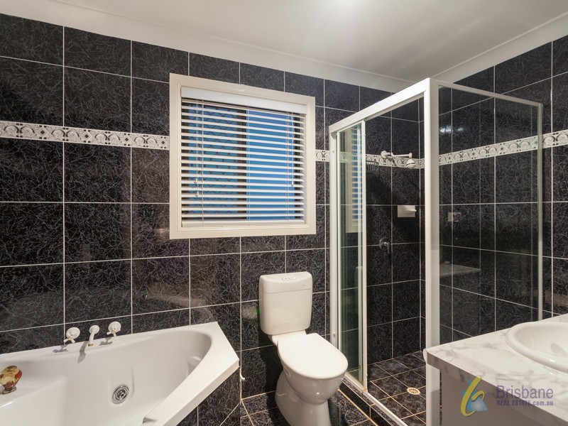 16 Summerfield Place, Kenmore QLD 4069
