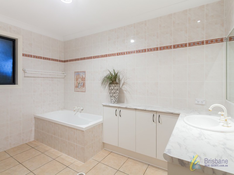 16 Summerfield Place, Kenmore QLD 4069