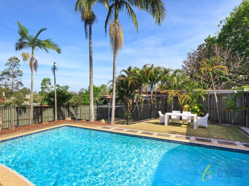 10 Cedarleigh Road, Kenmore QLD 4069