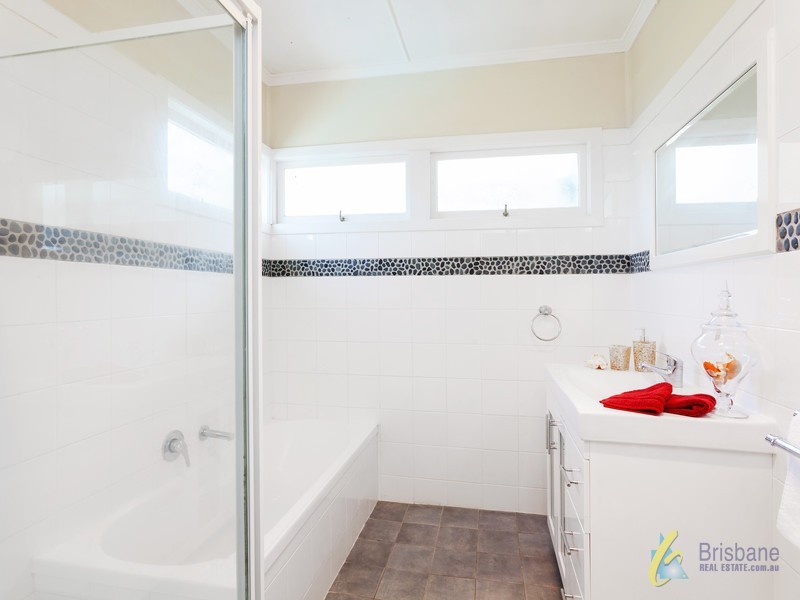 10 Cedarleigh Road, Kenmore QLD 4069