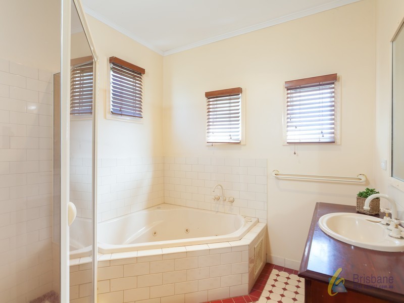 87 Strong Avenue, Graceville QLD 4075