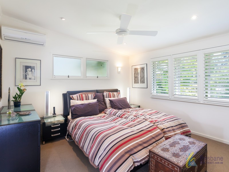 15 Fairholme Street, Kenmore QLD 4069