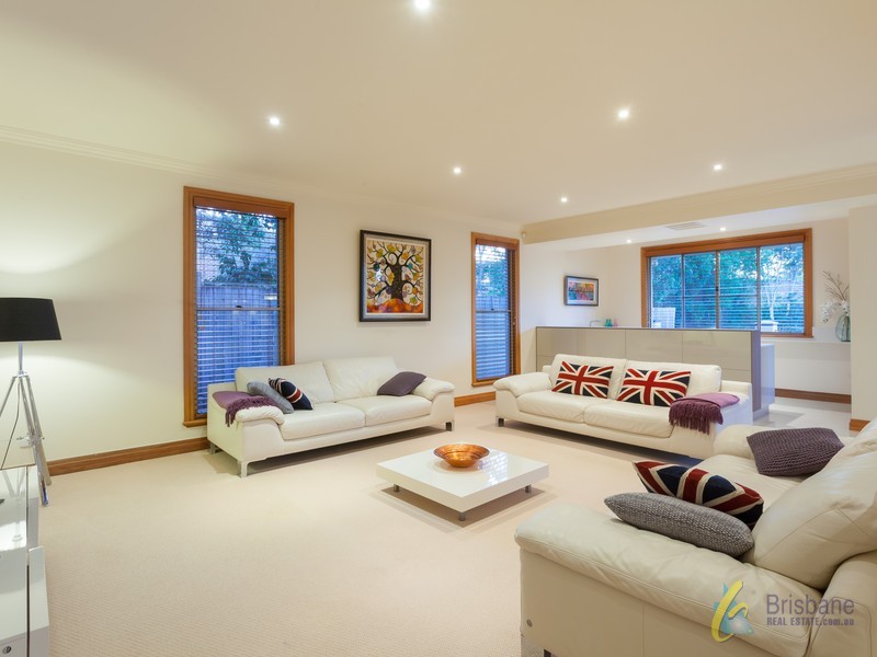 60 Kintyre St, Brookfield QLD 4069