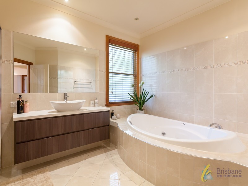 60 Kintyre St, Brookfield QLD 4069
