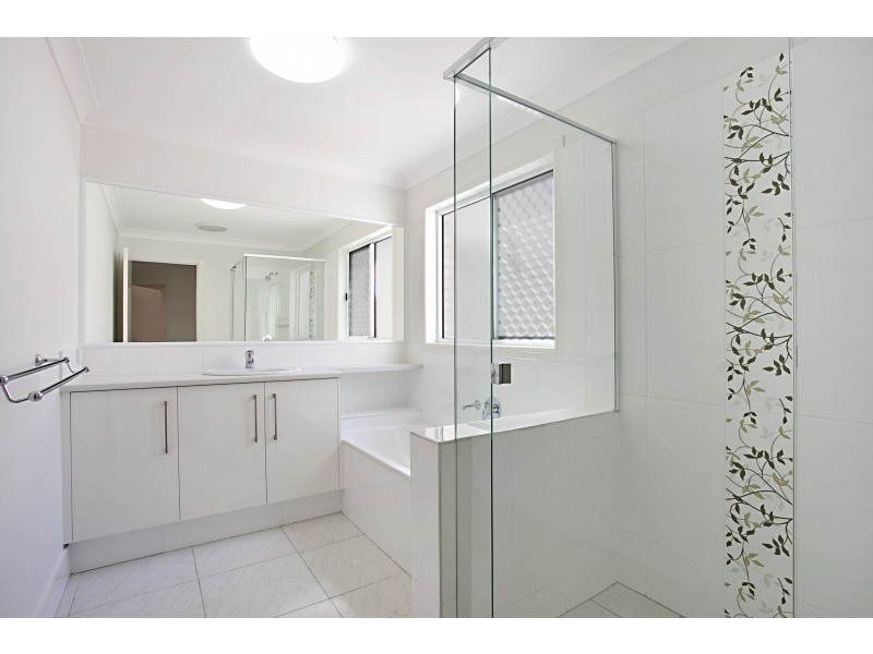 39 Lakeside Crescent, Forest Lake QLD 4078