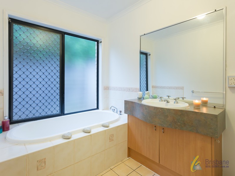 8 Crestwood Place, Moggill QLD 4070