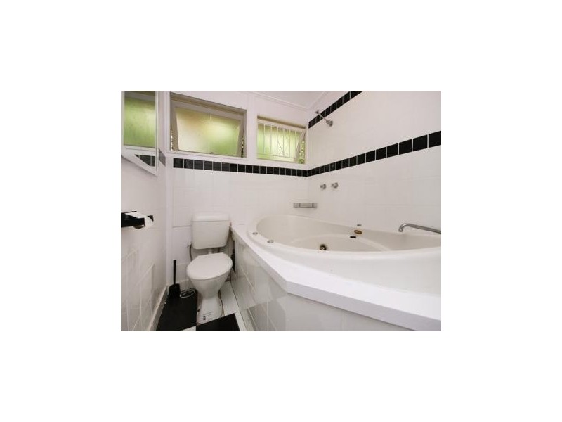 36 Cedarleigh Road, Kenmore QLD 4069